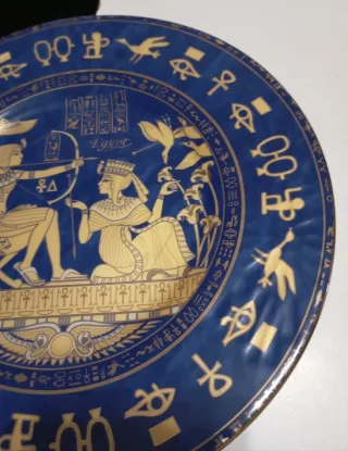 PLATO DECORATIVO DE PORCELANA DE ESTILO EGIPCIO