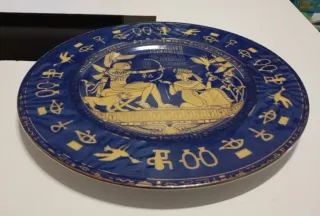PLATO DECORATIVO DE PORCELANA DE ESTILO EGIPCIO