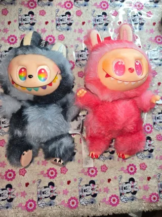 2 Labubu peluches