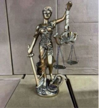 Figura Diosa de la Justicia. Color oro. Negocio