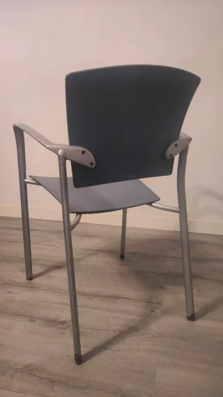 Silla de oficina ergonómica gris