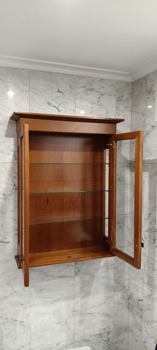 Vitrina de madera maciza con 3 baldas de cristal