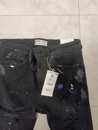 Pantalón negro efecto manchas pintura