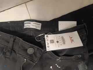 Pantalón negro efecto manchas pintura