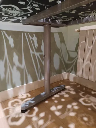 Mesa cristal y metal + Silla oficina roja