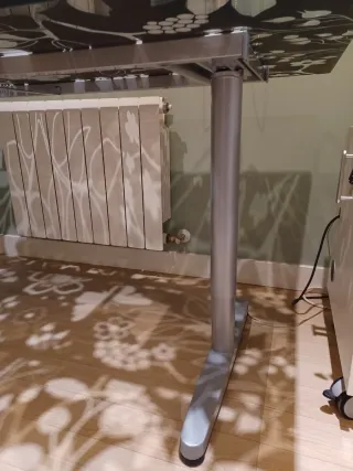 Mesa cristal y metal + Silla oficina roja