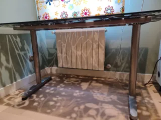 Mesa cristal y metal + Silla oficina roja