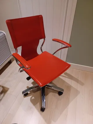 Mesa cristal y metal + Silla oficina roja