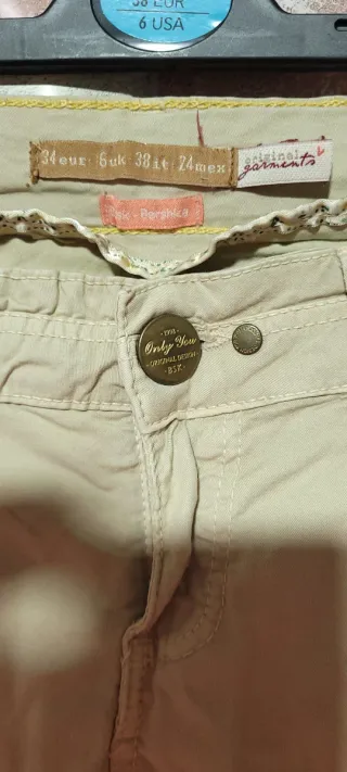 Pantalón beige Bershka