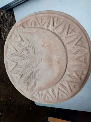 Pannello in terracotta con luna e sole