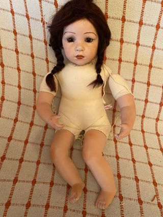 Muñeca de porcelana con trenzas