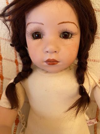 Muñeca de porcelana con trenzas