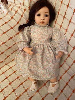 Muñeca de porcelana con trenzas