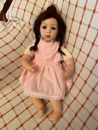 Muñeca de porcelana con trenzas