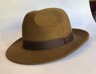 Sombrero de lana marrón