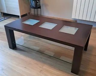 Mesa baja madera y cristal.
