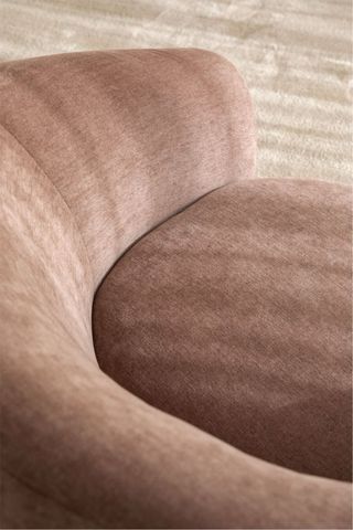 Sillón giratorio rosa de tela