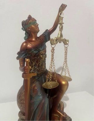 Diosa de la Justicia. Posición sentada. Negocio