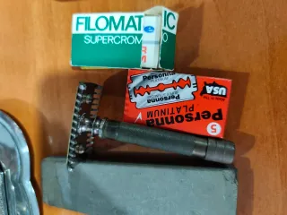 Antigua caja de afeitar con espejo