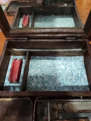 Antigua caja de afeitar con espejo