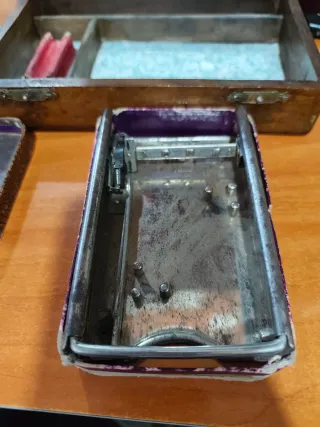 Antigua caja de afeitar con espejo