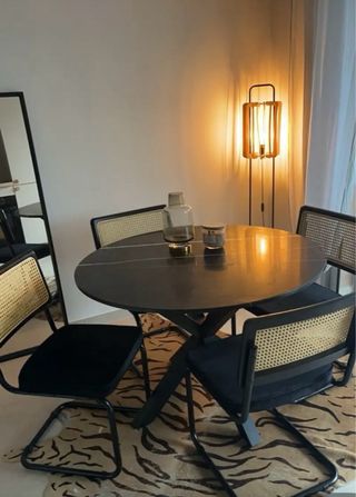 4 Sillas de ratán y terciopelo negro