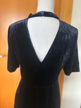 Tubino blu in velluto con borsa oro