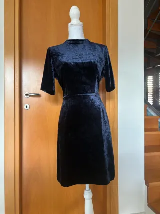 Tubino blu in velluto con borsa oro