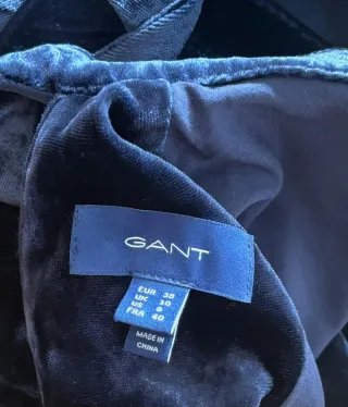 Tubino blu in velluto con borsa oro