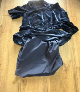 Tubino blu in velluto con borsa oro