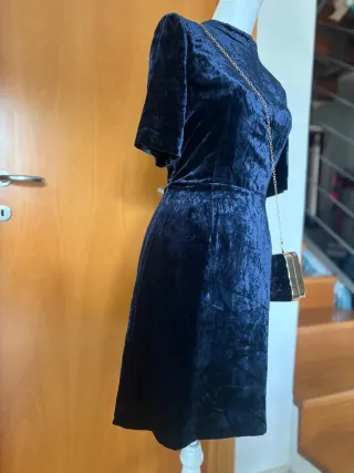 Tubino blu in velluto con borsa oro