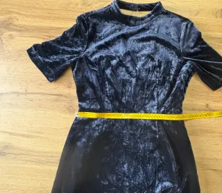 Tubino blu in velluto con borsa oro