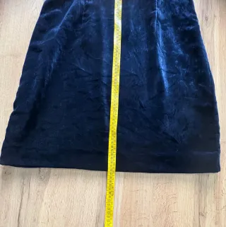 Tubino blu in velluto con borsa oro