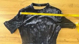 Tubino blu in velluto con borsa oro