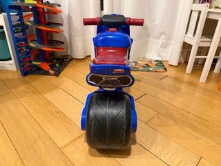 Moto correpasillos azul y roja