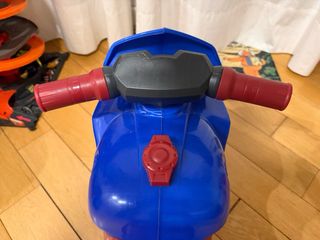 Moto correpasillos azul y roja