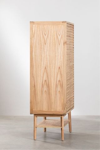 Armario de madera con estantes y perchero.