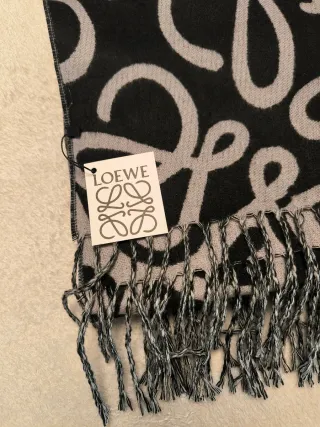Bufanda Loewe Cashemere Negra y Gris