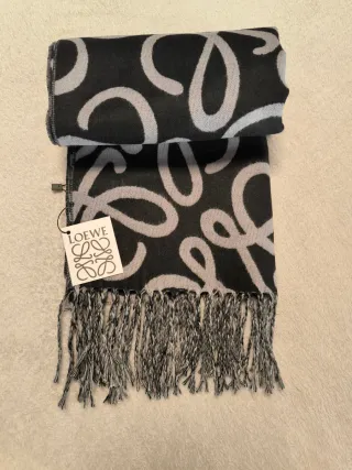 Bufanda Loewe Cashemere Negra y Gris