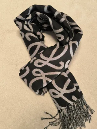 Bufanda Loewe Cashemere Negra y Gris