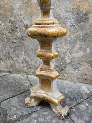 Antico candeliere in legno dorato