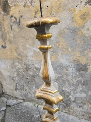 Antico candeliere in legno dorato