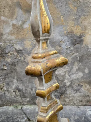 Antico candeliere in legno dorato