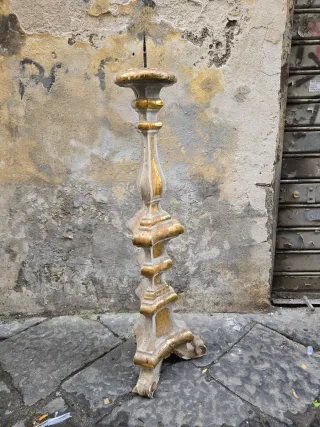 Antico candeliere in legno dorato