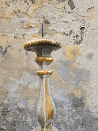 Antico candeliere in legno dorato