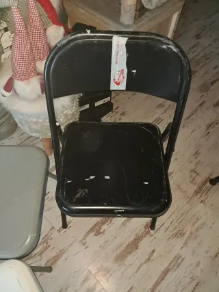 3 Sillas Plegables de Hierro de de diferentes negr