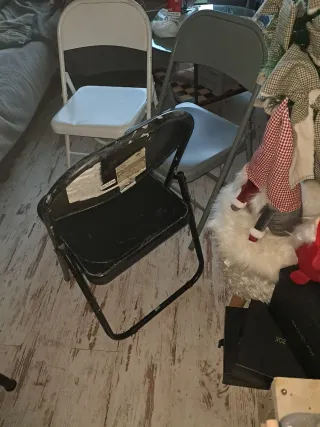 3 Sillas Plegables de Hierro de de diferentes negr