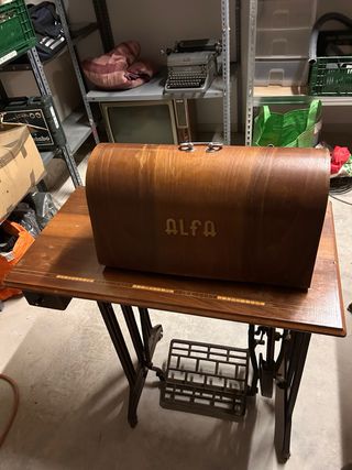 Máquina de coser Alfa antigua
