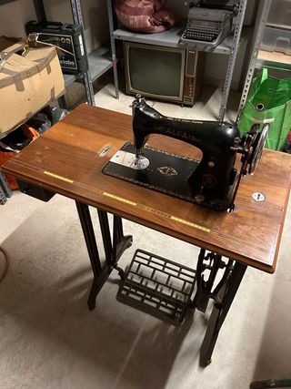 Máquina de coser Alfa antigua