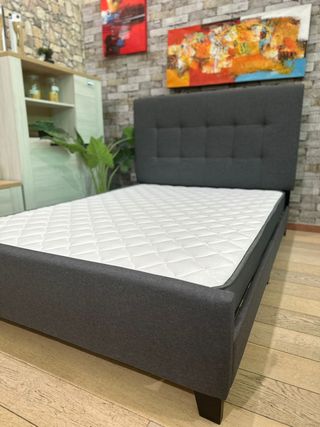 Cama gris con cabecero y colchón